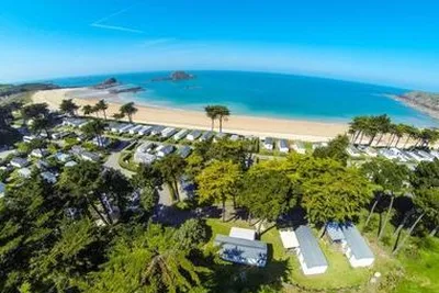Camping Les Chevrets (Saint-Coulomb à 2 km)