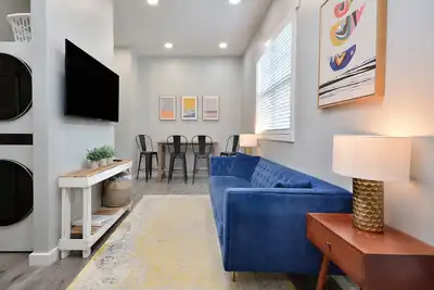 Image de Closest Vrbo to Campus, Walk to Everything, Bright 2 bd bELONg Home