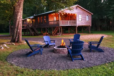 Image de Escape City Life at this Exceptional Cabin Retreat with River Views.