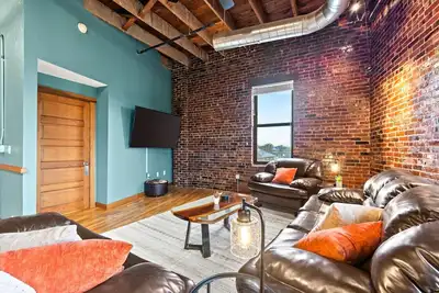 Image de Enjoy downtown living with the comforts of home!