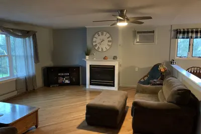 Image de Roomy 3 bedroom 3 bath house with large kitchen, dinning, and full laundry.