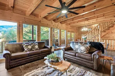 Image de 🐻Spring deals! Theater-Pool table-Hot tub-Shuffleboard-Views-Dogs welcome🐻