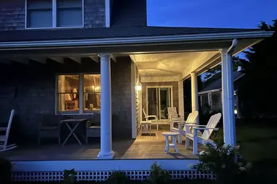 Image de Waterfront cape style cottage on private road with private beach access