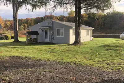 Image de Lake front cottage on all sports Bear Lake in Hillsdale, Michigan