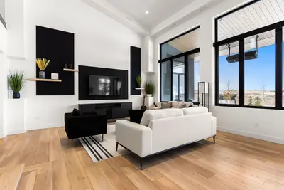 Image de Escape into the ultimate relaxation in this stunning home. \n