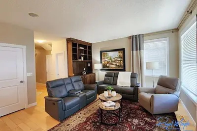 Image de Spacious Family Oasis ~ Balcony ~ Yard ~ Bbq ~ Pkg