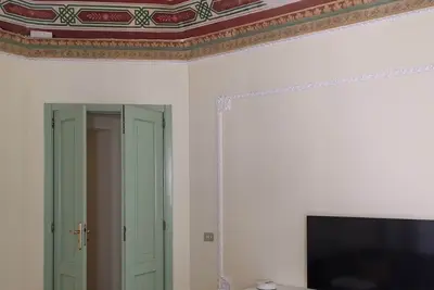 Image de Historic apartment with frescoed ceilings, in the center of the city