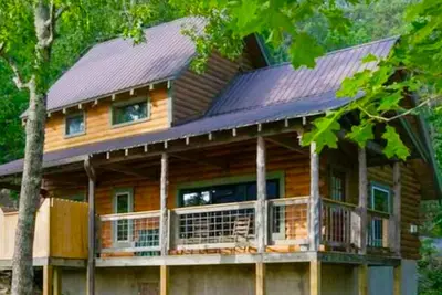 Adelaide's Den (2-Bedroom Cabin) with Mountain view - Pets Allowed by RedAwning