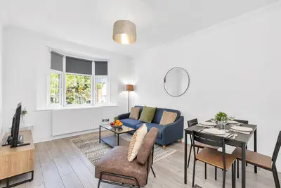 Image de Modern Two-Bedroom Apartment with Free Parking!
