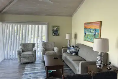 Image de Ocean view & Golf cart included! Sports fans don’t miss any games pro or Ncaa!