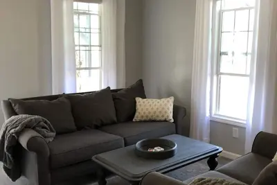 Image de Sleeps 1 - 3 Chesterton House: Clean, Stylish, Family Friendly, and Close to Bc