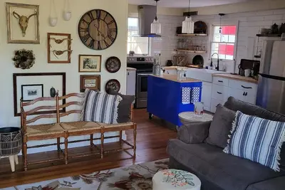 Image de Country cottage on historic property with lake, walking trails close to town.