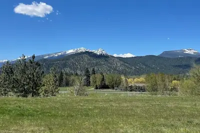 Image de Trapper view bench-top bungalow with privacy and lots of space. Rv hook-ups!