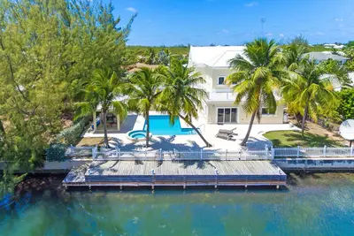 Image de Luxury canalfront Villa on Grand Cayman's Seven Mile Beach Corridor