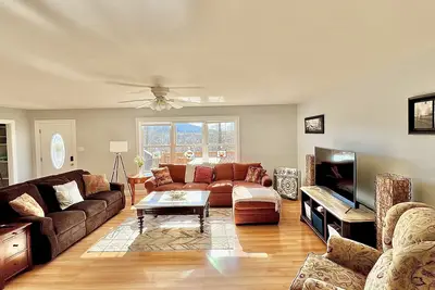 Image de Peaceful family & pet-friendly country 3-bedroom house. Fire pit and views!