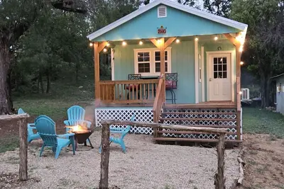 Image de Casa Azul - Cozy cabin centrally located downtown Bandera