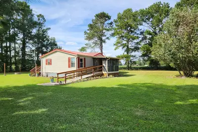 Image de Remodeled home w/ firepit, large yard & amenities of home. Quiet and cozy!