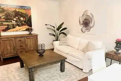 Image de Private, comfortable, well-stocked suite close to mountains, ocean & downtown!