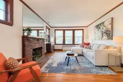 Image de Spacious and Sunny Brookline Apartment\n