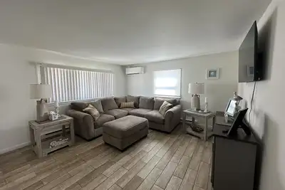 Image de 2 bed 1 bath condo one block walk to the beach!
