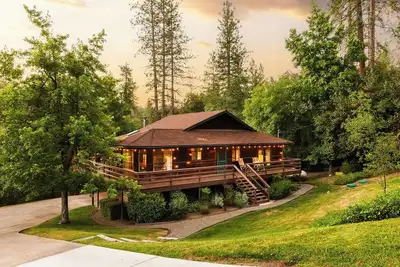 Image de Serene Creekfront Cabin - KingBed - 20min Yosemite - Wraparound starview deck