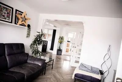 Image de 3 Bed House - Sleeps 6 - Garden - Parking - Wifi