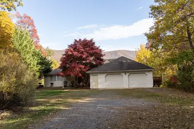 Image de Sunridge Retreat is a secluded cabin in Luray, Va for large family and friends
