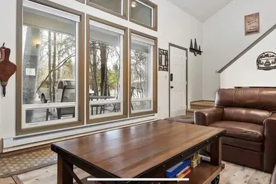 Image de Bright & Comfortable Condo Close To Everything! Nice Wood Fireplace & Free Wifi!