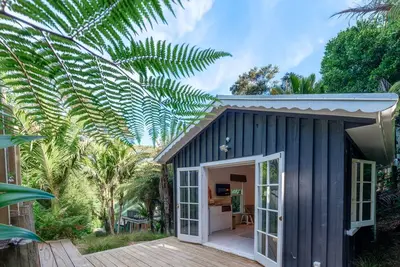 Image de Enchanted Valley - Enchanted Valley is a gorgeous cottage plus cabana in the heart of Waiheke Island. Located in a peaceful valley section, the sound of the birds is your constant companion. With two bedrooms and four beds, this is perfect for up to