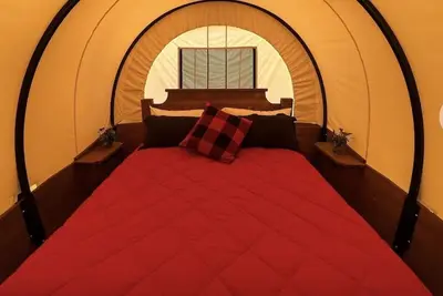 Image de Stay in a unique Conestoga Wagon with room for 4