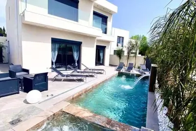 Image de Villa Carmansol neuve avec piscine chauffée, jacuzzi et wifi