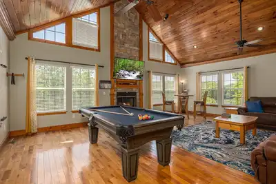 Image de Lakefront with private dock, fire pit, arcade barrel and pool table. \n