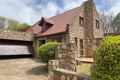 Image de Charming, Luxurious Critchley Stone Villa, Dullstroom. Oozing old world charm.