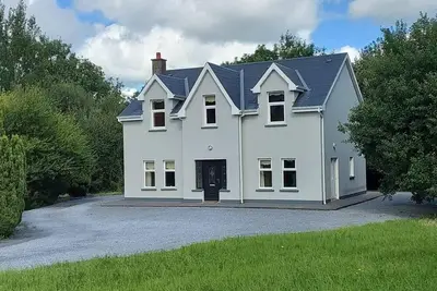 Quiet private house 5 minutes drive from Ennis.