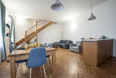 Image de One bedroom duplex apartment in the first floor with spacious living room, bathroom and kitchen