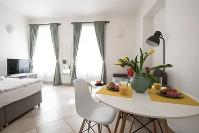 Image de Four bed studio apartment in the first floor with bathroom and kitchen