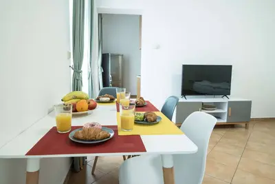 Image de Four bed studio apartment in ground floor with bathroom and kitchen
