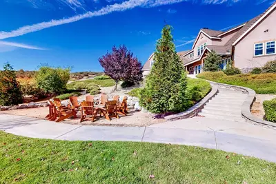 Image de 12-acre home with outdoor areas, basketball\/pickleball\/volleyball & home gym