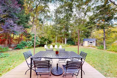 Image de Quiet coastal home with game table, large yard, Sonos sound system, and W\/D