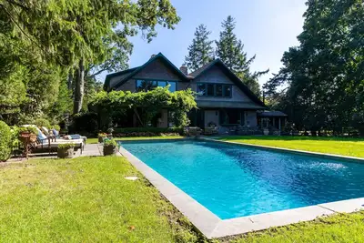 Image de Elegant estate with beach access, pool, kayaks, & fireplace