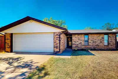 Image de Single-level home near Osu campus with fenced yard, patio, & grill