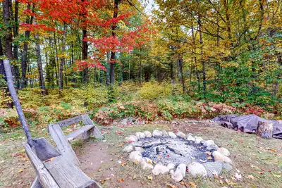 Image de Tranquil & serene cabin getaway w\/ large patio, fire pit, & lovely nature views