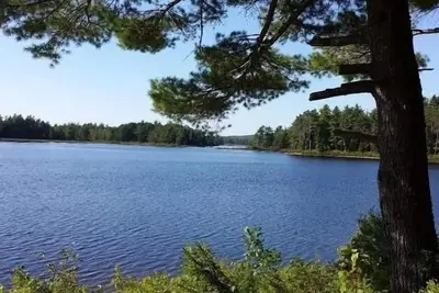 Image de 900 sq/ft off-grid cabin nestled on Upper Cranberry Lake. Pet Friendly!