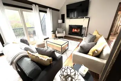Image de Coach Cabin- Poconos Retreat l Cozy l Fireplace l Sauna l Firepit l Gazebo Bbq