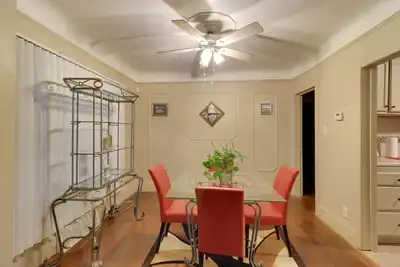Image de 8 Mi to Ford Field: Detroit Getaway w/ Fireplace!