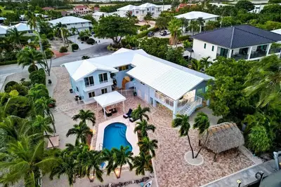 Image de Wahoo! come be our guest. Walk to the Beach! -Family resort style House.