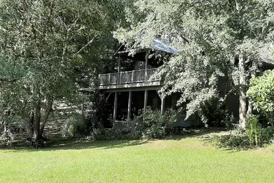 Image de Beautiful home on pond with several decks in very private and quiet neighborhood