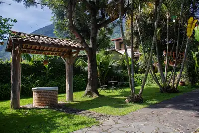 Image de Tropical Oasis with Jacuzzi - Lush Garden and Lake View