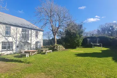 Image de Very spacious period home, 1 mile from the beach. Ample space for two families.