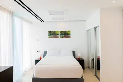 Image de Luxury Two-Bedroom Duplex Contemporary Condo